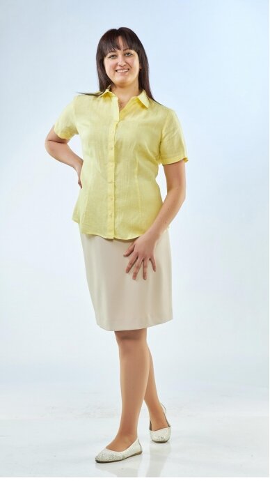 Blouse with short sleeves